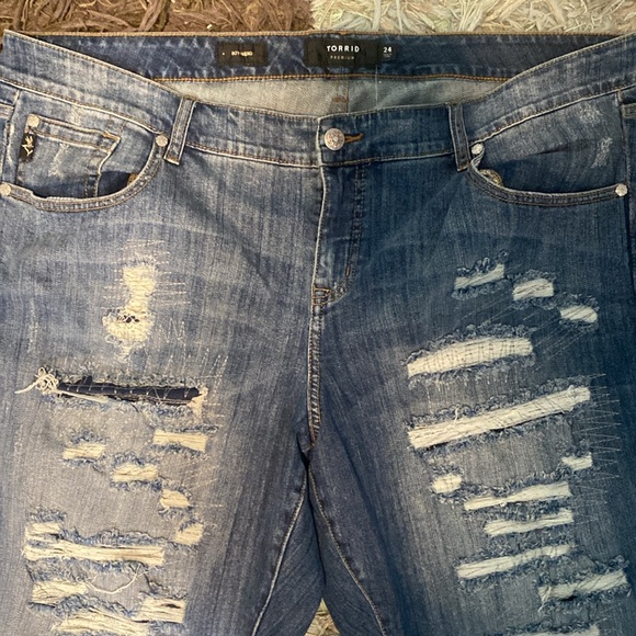 NWT TORRID DISTRESSED BOYFRIEND JEANS, - Picture 6 of 12